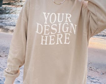 Maqueta de sudadera Gildan 18000 color arena para playa: Maquetas de sudaderas femeninas estilo de vida, mujeres a la moda