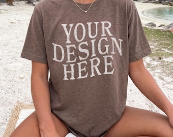 Maqueta de camiseta Bella Canvas 3001 color marrón jaspeado para playa: maquetas de camisetas de verano para mujer BC3001, estilo de vida femenino