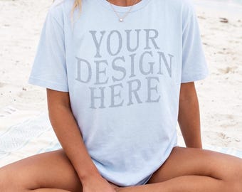 Maqueta de camiseta Bella Canvas 3001 azul claro para playa: maquetas de camisetas de verano para mujer BC3001, estilo de vida femenino
