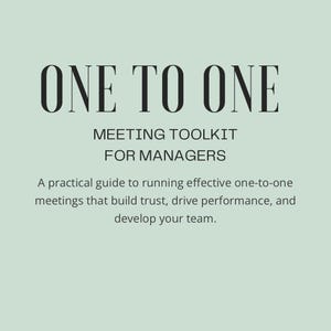 Può includere: Sfondo verde chiaro con il testo "ONE TO ONE" in grandi lettere nere in grassetto. Sotto, un testo più piccolo recita "MEETING TOOLKIT FOR MANAGERS". Viene fornita una descrizione del kit.