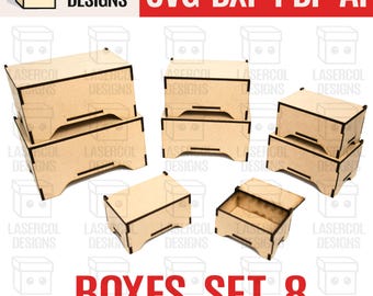 Könnte beinhalten: Ein Satz von acht Holzkisten mit schwarzen Rändern, einige gestapelt, eine geöffnet. Die Kisten sind hellbraun. Der Text "BOXES SET 8" ist rot und "LASERCOL DESIGNS" ist schwarz.