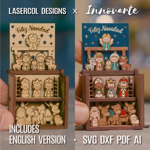 Puede incluir: Dos expositores de belén de madera de dos niveles con figuras cortadas a láser de un ángel, la sagrada familia, animales y los reyes magos. El nivel superior muestra la escena con el texto Feliz Navidad.