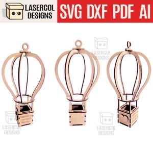 Op de afbeelding: Drie houten luchtballon ornamenten. Elke ballon heeft een mand en een lus aan de bovenkant. De tekst "Together we can touch the sky..." is zichtbaar op één mand. Het Lasercol Designs logo staat in de hoeken.