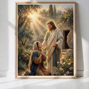 Könnte beinhalten: Ein gerahmter Druck, der eine biblische Szene darstellt. Ein Mann in einem weißen Gewand streckt seine Hand einer knienden Frau entgegen. Der Hintergrund zeigt einen Garten mit Blumen, Bäumen und einer Steinstruktur, die von Sonnenlicht beleuchtet wird.