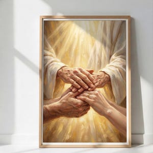 Op de afbeelding: Een ingelijste prent die een religieuze scène uitbeeldt. Het kunstwerk toont drie sets handen die elkaar vasthouden, met een figuur in witte gewaden erboven. De achtergrond wordt verlicht door een gouden licht.