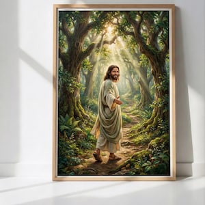 Könnte beinhalten: Ein gerahmter Kunstdruck zeigt eine Figur in fließenden Gewändern, die auf einem Pfad durch einen sonnenbeschienenen Wald geht. Das Kunstwerk zeigt üppiges grünes Laub, hohe Bäume und eine warme, einladende Farbpalette. Die Figur lächelt und streckt eine Hand aus.