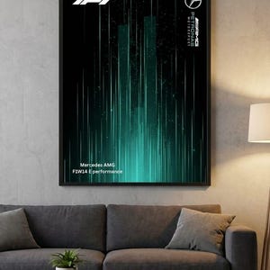 Peut inclure: Tableau encadré noir avec un design de Formule 1. L'œuvre d'art présente un fond noir avec des lignes verticales turquoise et le logo Mercedes AMG. Le texte "Mercedes AMG F1W14 E performance" est visible.