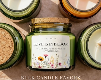 Gepersonaliseerde kaarsjes als bedankjes voor een vrijgezellenfeest | "Love is in Bloom" lentebloemen als bedankjes | Moderne rustieke sojawasmix | Set van 12 stuks