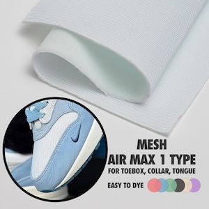 Może przedstawiać: Zbliżenie białej siatki, zrolowanej w części. Okrągła wstawka przedstawia jasnoniebieski i biały but Air Max 1. Tekst: Mesh Air Max 1 Type na nosek, kołnierz, język. Łatwy do farbowania.