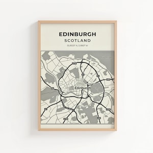 Puede incluir: Impresión enmarcada de un mapa de Edimburgo, Escocia. El mapa es en blanco y negro, con carreteras y puntos de referencia etiquetados. El nombre de la ciudad y las coordenadas están en la parte superior. El marco es de color madera clara.