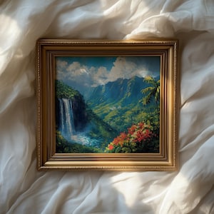 Puede incluir: Pintura enmarcada de un paisaje con una cascada que desemboca en un río, rodeada de montañas verdes y flores rojas. La pintura está en un marco dorado.