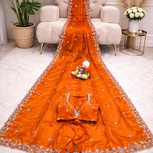 Sari w kolorze spalonej pomarańczy z delikatną, elegancką obwódką, designerskie tradycyjne indyjskie sari na wesela, imprezy i wieczorne okazje