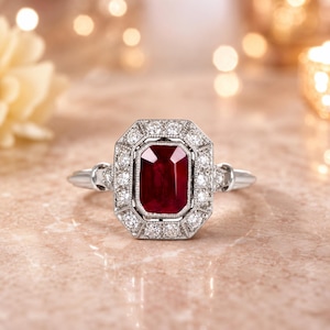 Anillo de compromiso de oro blanco de 14 quilates con rubí natural talla esmeralda de 2,00 quilates y diamantes.