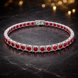 Pode incluir: Uma pulseira de tênis com uma série de pedras preciosas redondas e vibrantes, de cor vermelha, engastadas em metal prateado. A pulseira é presa com um fecho e é exibida em uma superfície escura e texturizada.