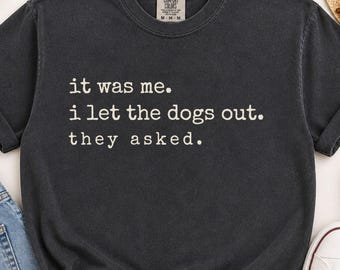 面白い犬好きTシャツ「私が犬を外に出したの、彼らが頼んだの」Tシャツ、皮肉な犬好きママパパユーモアTシャツギフト