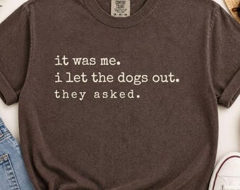 面白い犬好きTシャツ「私が犬を外に出したの、彼らが頼んだの」Tシャツ、皮肉な犬好きママパパユーモアTシャツギフト