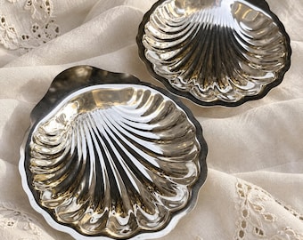 Oneida Silversmiths Shell Dishes, Set of 2, Silver-Tone Trinket Bowls, Scalloped Seashell Dishes, Coastal Vanity Decor