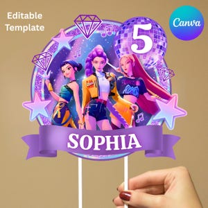 Peut inclure: Un cake topper avec trois personnages animés, une boule disco avec le chiffre 5 et le nom "SOPHIA" sur une bannière violette. Le design comprend des étoiles, des diamants et des notes de musique, avec le texte "Editable Template" en haut.