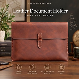 Op de afbeelding: Een bruine lederen documentenhouder met een klepsluiting die wordt vastgezet met een verticale riem en lus. Het oppervlak heeft een gladde, matte textuur. De tekst op de afbeelding luidt: House of Karishma, Leather Document Holder, Carry What Matters.