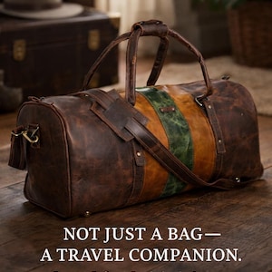 Pu&ograve; includere: Una borsa da viaggio in pelle marrone con un design a strisce verdi e beige. La borsa ha manici e una tracolla. Il testo sull'immagine recita: NON SOLO UNA BORSA - UN COMPAGNO DI VIAGGIO. Robusto. Raffinato. Pronto per il viaggio.