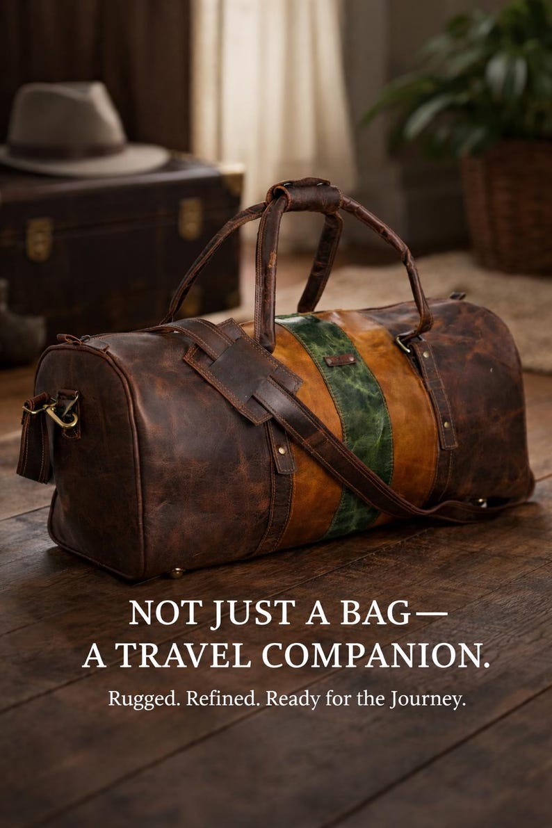 Pu&ograve; includere: Una borsa da viaggio in pelle marrone con un design a strisce verdi e beige. La borsa ha manici e una tracolla. Il testo sull'immagine recita: NON SOLO UNA BORSA - UN COMPAGNO DI VIAGGIO. Robusto. Raffinato. Pronto per il viaggio.