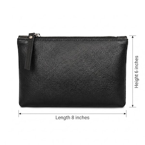 Pu&ograve; includere: Una pochette con cerniera in pelle nera con superficie testurizzata. La pochette presenta un cursore della cerniera in metallo argentato e misura 20,32 cm di lunghezza per 15,24 cm di altezza, come indicato dalle linee e dal testo nell'immagine.