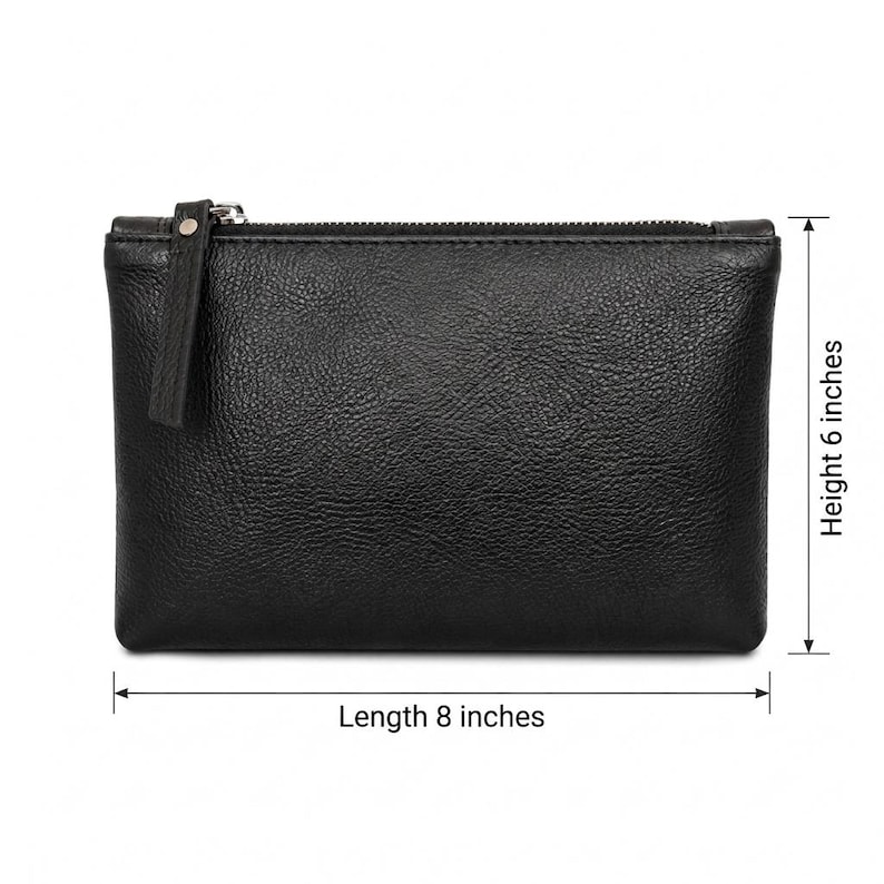 Pu&ograve; includere: Una pochette con cerniera in pelle nera con superficie testurizzata. La pochette presenta un cursore della cerniera in metallo argentato e misura 20,32 cm di lunghezza per 15,24 cm di altezza, come indicato dalle linee e dal testo nell'immagine.