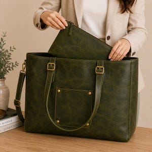 Pu&ograve; includere: Una borsa tote verde oliva scuro con finitura testurizzata, dotata di due lunghi manici con fibbie color ottone, una tasca frontale quadrata con rivetti in ottone e una pochette con cerniera abbinata inserita nello scomparto principale.