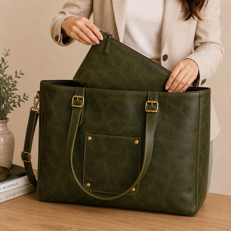 Pu&ograve; includere: Una borsa tote verde oliva scuro con finitura testurizzata, dotata di due lunghi manici con fibbie color ottone, una tasca frontale quadrata con rivetti in ottone e una pochette con cerniera abbinata inserita nello scomparto principale.