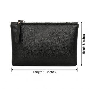 Pu&ograve; includere: Una pochette rettangolare nera con cerniera, superficie testurizzata e linguetta in pelle. La pochette misura 25,4 cm di lunghezza e 20,32 cm di altezza, come indicato dalle linee di misurazione e dalle etichette di testo nell'immagine.