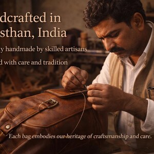 Pu&ograve; includere: Un artigiano cuce meticolosamente una borsa in pelle, mostrando l'arte dei prodotti fatti a mano. L'immagine evidenzia il testo "Handcrafted in Rajasthan, India" e sottolinea la cura e la tradizione nella creazione di ogni borsa.