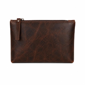 Pu&ograve; includere: Una pochette rettangolare in pelle marrone scuro con una texture a grana visibile, una chiusura a zip superiore e una linguetta in pelle abbinata fissata con un piccolo rivetto in metallo color argento. La pochette ha un design piatto.
