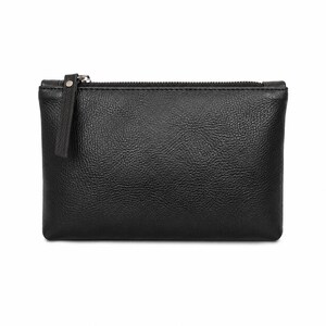 Pu&ograve; includere: Una pochette rettangolare in pelle nera con texture granulata. L'accessorio presenta una chiusura a zip sulla parte superiore con una linguetta in pelle nera abbinata e dettagli in metallo color argento. Il design &egrave; semplice e funzionale.