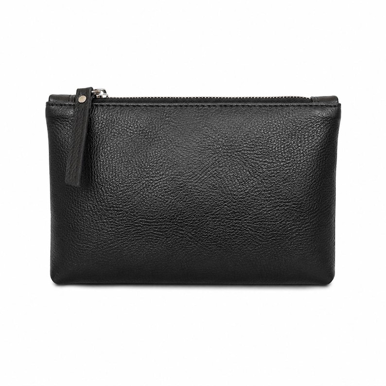 Pu&ograve; includere: Una pochette rettangolare in pelle nera con texture granulata. L'accessorio presenta una chiusura a zip sulla parte superiore con una linguetta in pelle nera abbinata e dettagli in metallo color argento. Il design &egrave; semplice e funzionale.