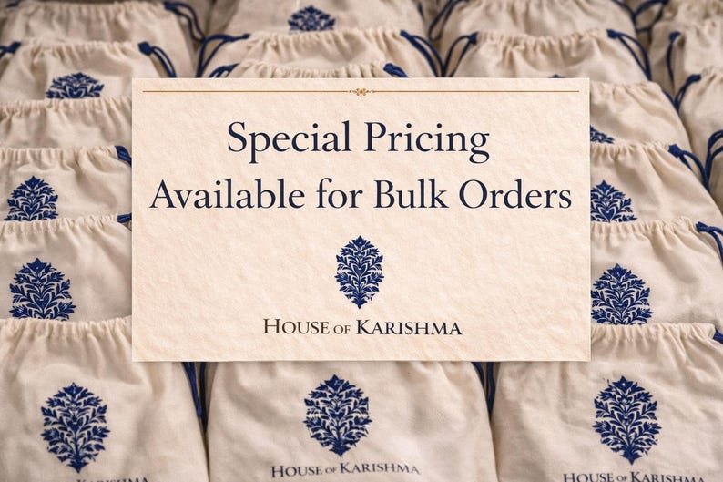 Pu&ograve; includere: Una serie di sacchetti con coulisse color crema con un motivo floreale blu e cordoncini blu. Una carta color crema al centro mostra il testo "Special Pricing Available for Bulk Orders" e il logo "House of Karishma".