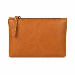 Pu&ograve; includere: Una pochette rettangolare color cuoio con una consistenza liscia simile alla pelle. La pochette presenta una chiusura a zip marrone sulla parte superiore con una linguetta abbinata fissata al cursore da un piccolo rivetto metallico.