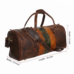 Pu&ograve; includere: Una borsa da viaggio in pelle marrone con un design a righe nelle tonalit&agrave; del marrone e del verde. La borsa ha un manico superiore e una tracolla. Dimensioni: 63,5 cm di lunghezza, 24,1 cm di larghezza e 27,9 cm di altezza.