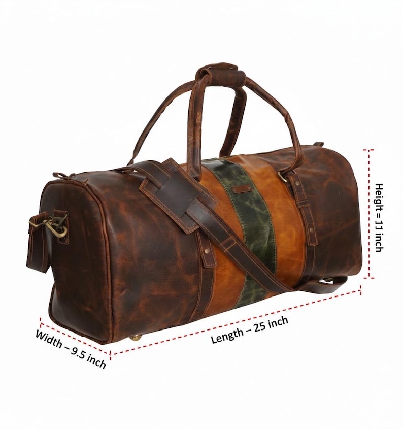 Pu&ograve; includere: Una borsa da viaggio in pelle marrone con un design a righe nelle tonalit&agrave; del marrone e del verde. La borsa ha un manico superiore e una tracolla. Dimensioni: 63,5 cm di lunghezza, 24,1 cm di larghezza e 27,9 cm di altezza.
