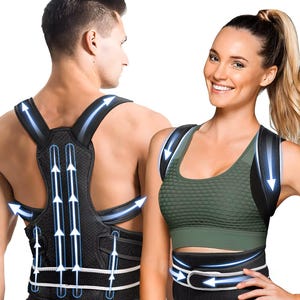 Può includere: Correttore posturale nero con cinghie regolabili e un pannello posteriore di supporto. Il design include una cintura e spallacci, con grafiche a freccia blu che indicano l'allineamento. L'immagine mostra il correttore posturale indossato da due persone.