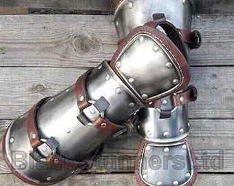 Brazales de brujo de fantasía oscura / Armadura medieval de acero y cuero / Brazales de brujo forjados en batalla para cosplay