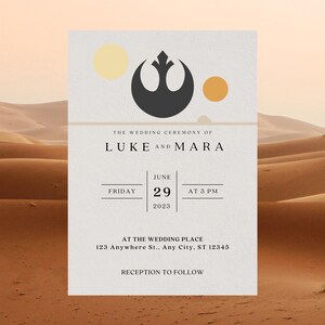 Op de afbeelding: Trouwkaart met een woestijnlandschap op de achtergrond. De uitnodiging bevat de tekst "THE WEDDING CEREMONY OF LUKE AND MARA" en details over de datum en tijd van de bruiloft. Het ontwerp bevat een zwart embleem en gele en oranje cirkels.