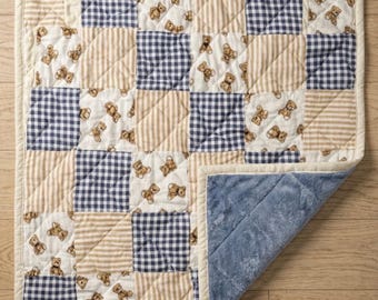 Edredón infantil de osito de peluche hecho a mano – Osos en acuarela, tela de cuadros azules, reverso de tela minky (36x36)