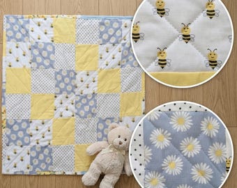Manta infantil de patchwork con diseño de abejorros y margaritas – Ideal para cuna, cochecito y zona de juego boca abajo – Regalo para baby shower