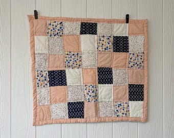 Edredón de patchwork para bebé hecho a mano • Manta infantil color melocotón y azul marino