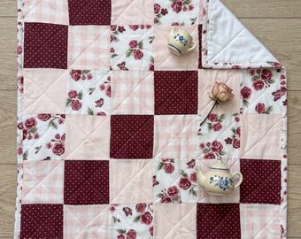 Edredón de patchwork de rosas vintage – Decoración infantil estilo jardín inglés