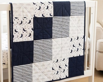 Edredón infantil hecho a mano con diseño de luna y estrellas, manta de cuna de algodón azul marino para guardería.
