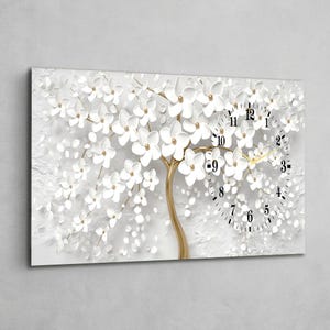 Puede incluir: Un reloj de pared rectangular con un árbol dorado con flores blancas y una esfera de reloj. Las manecillas del reloj son doradas. El fondo es de color gris claro texturizado.