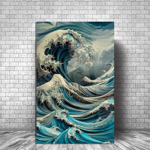 以下が含まれることがあります： 青、白、グレーの色合いで描かれた、様式化された海の波を描いた長方形の壁掛けアートプリント。このアートワークは、渦巻く水と劇的な空を備えたダイナミックな構図で、力と動きの感覚を呼び起こします。プリントは壁に取り付けられています。