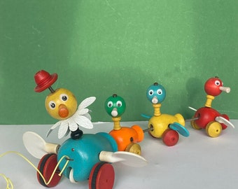 Ducks Family Pull Along Toy Bright colourful Mother and Babys vintage wooden toy