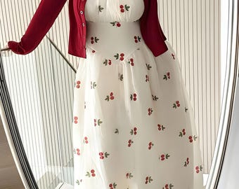 Ensemble robe romantique à imprimé cerises et cardigan en tricot : tenue trapèze modeste